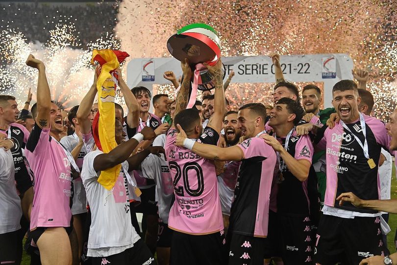 Palermo… è qui la festa: rosanero promossi in serie B, città in delirio