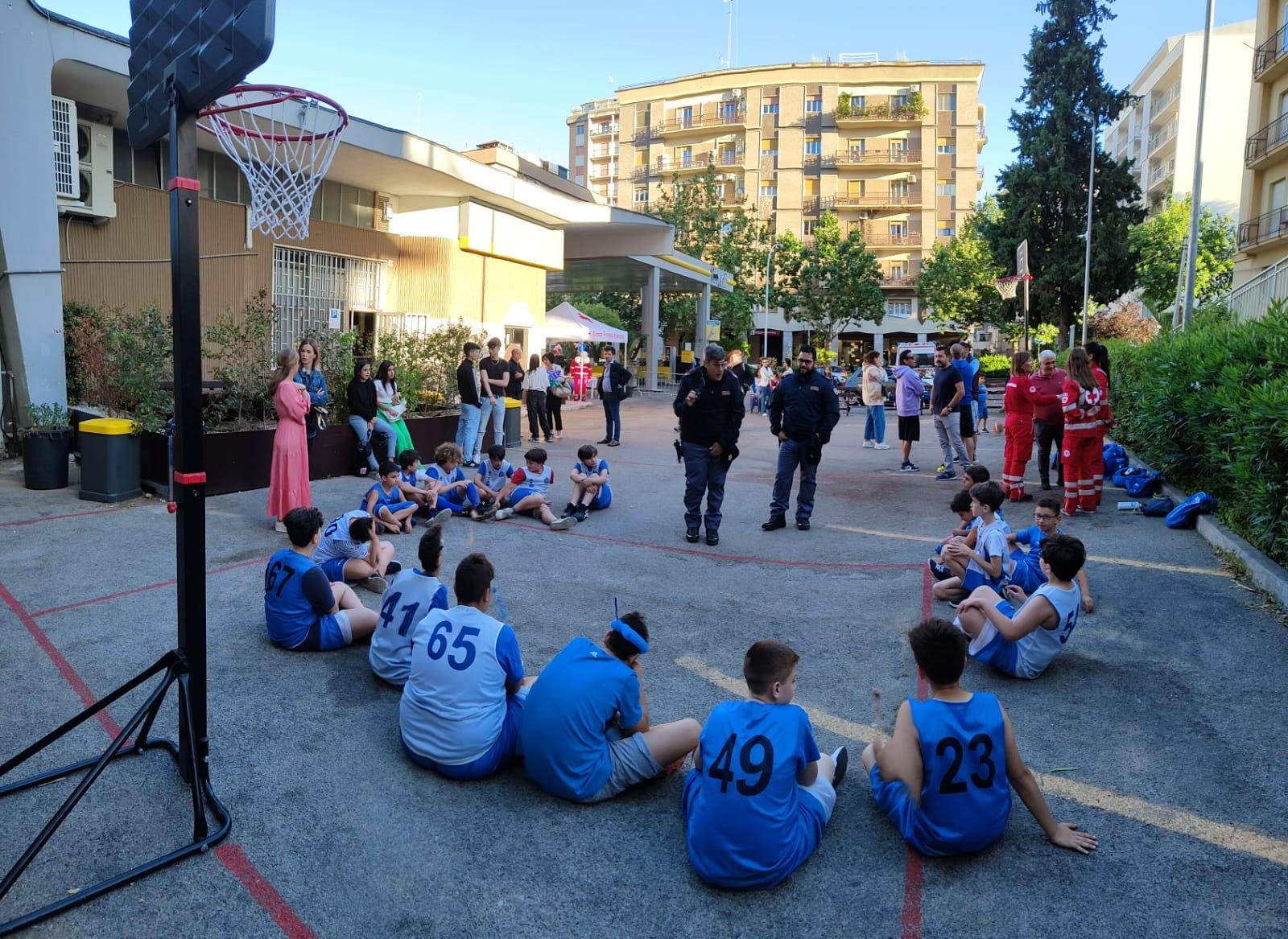 Caltanissetta, basket all’aperto: polizia parla di prevenzione del bullismo e del cyberbullismo