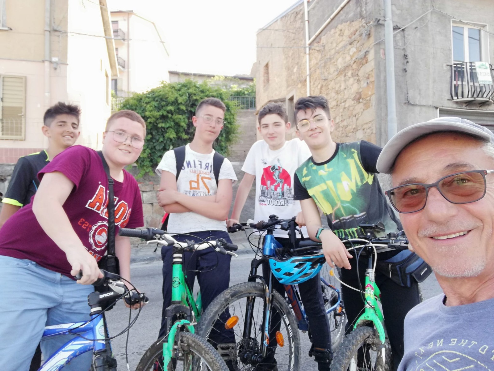 Mussomelese 65enne emigrato in Francia percorre l’isola in bici e ritorna nel luogo natio
