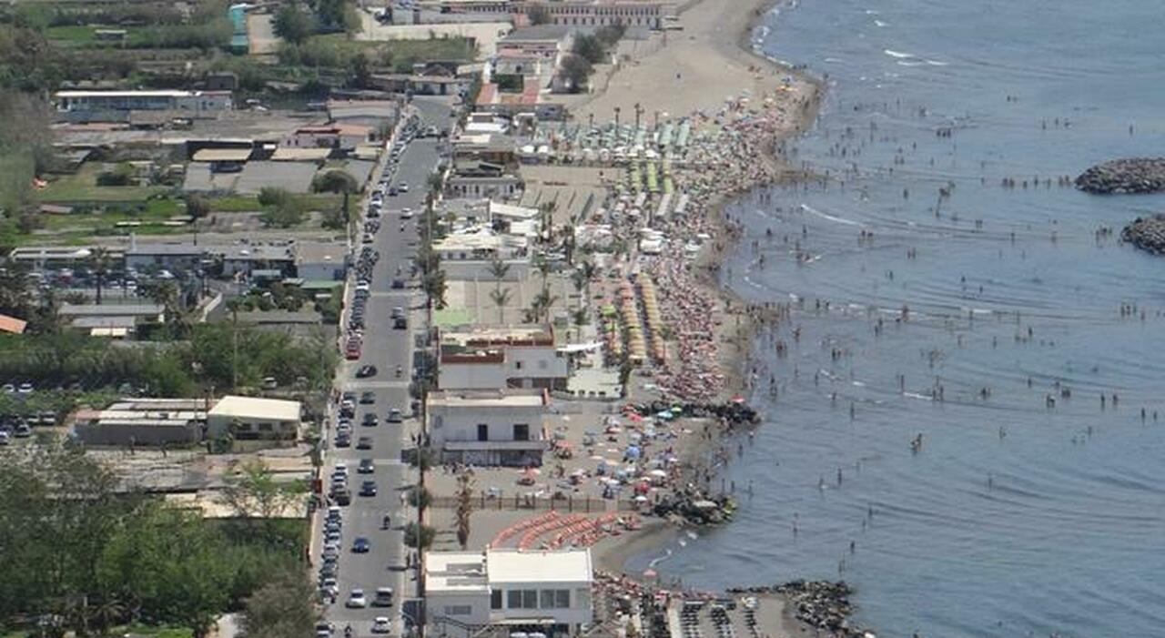 Bagnanti perquisiti prima di entrare in alcuni stabilimenti balneari: per loro vietato portare panini e acqua. L’ira del sindaco