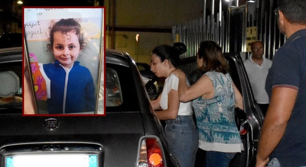 Funerali piccola Elena, il Vescovo invoca perdono mamma, In piazza: “Vergogna,vergogna”