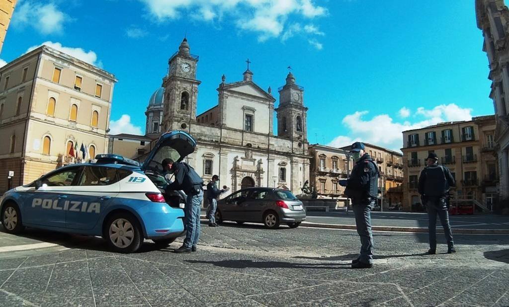 Caltanissetta, centro storico: pregiudicato a “passeggio” con coltello nel portaoggetti dello scooter