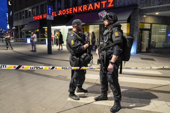 Sparatoria a Oslo, due morti e 21 feriti. Incriminato per terrorismo 42enne norvegese di origini iraniane