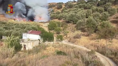 Gela, combustione e sversamento illecito di rifiuti e ricettazione, la Polizia di Stato esegue otto misure cautelari, sequestrati sette mezzi pesanti.