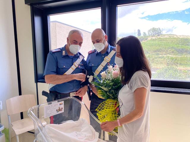 Sicilia, nell’ennese i carabinieri aiutano una donna a partorire
