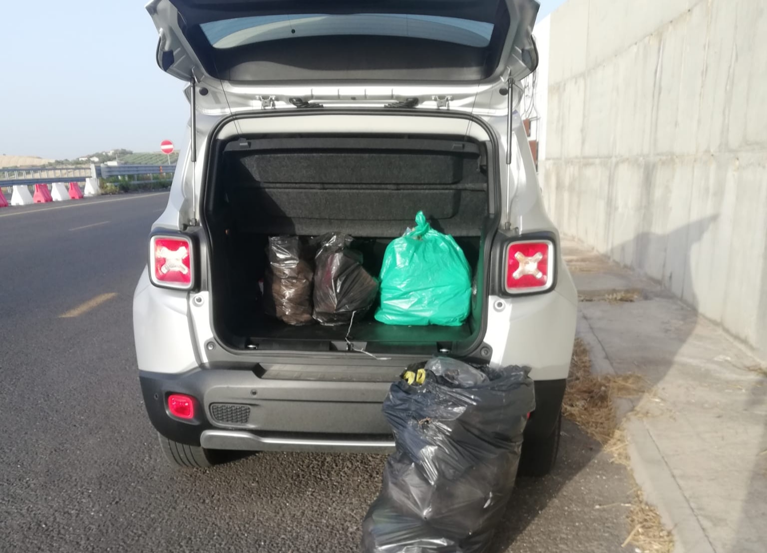 Bel gesto di un carabiniere nisseno: rimossa la spazzatura sotto il murales del giudice Saetta sulla SS 640