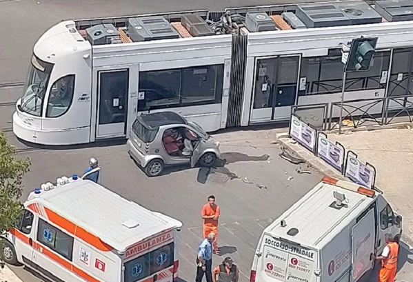 Sicilia, Smart “centra” tram:  due feriti a Palermo