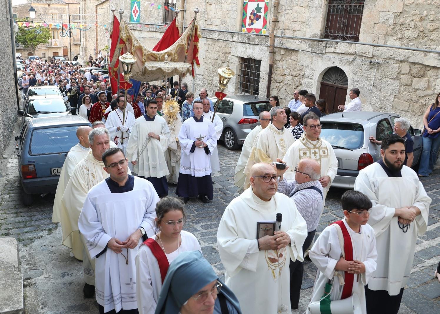 Mussomeli, Solennità Corpus Domini: Clero ed Autorità in processione