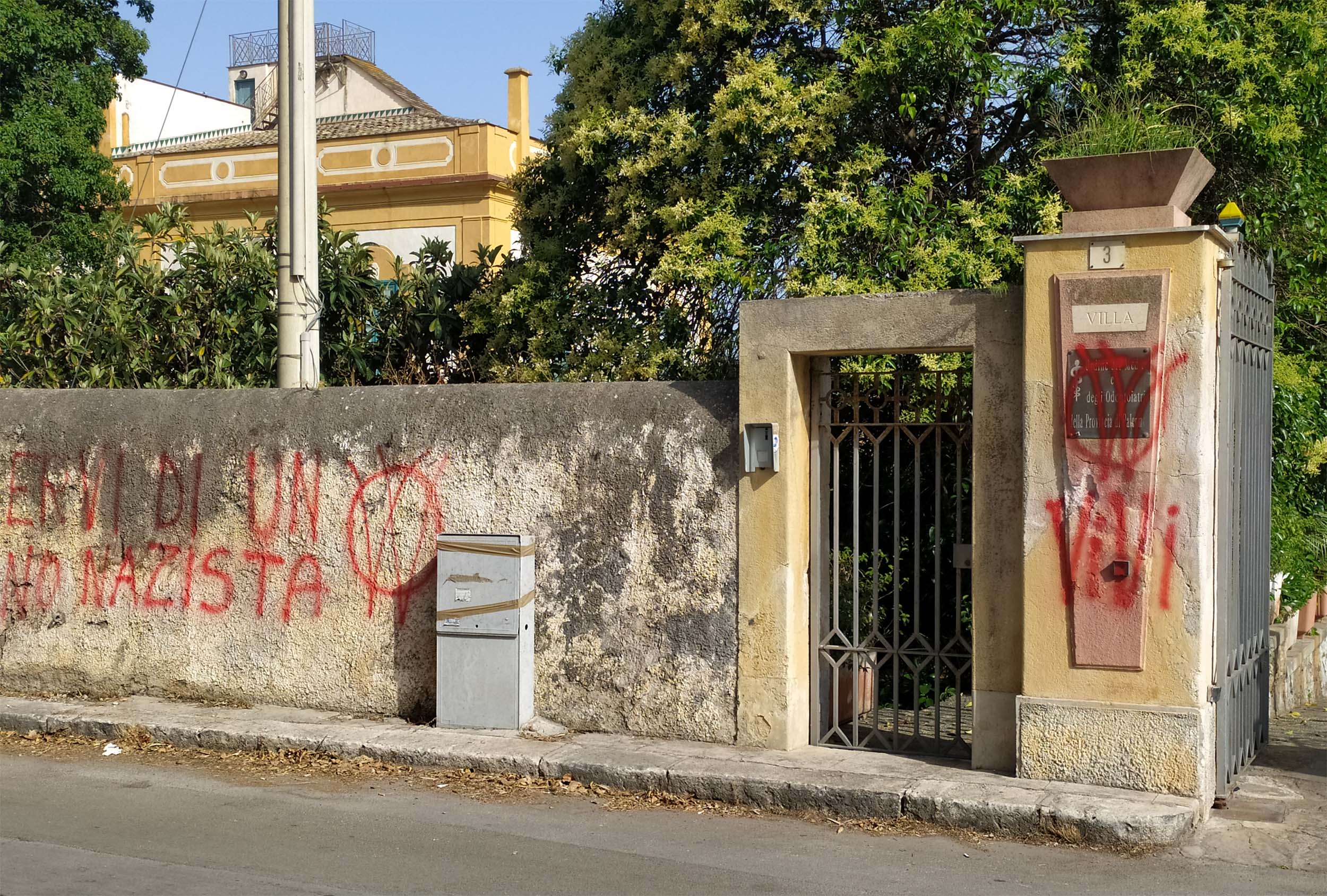 Raid nella notte dei “No Vax” con intimidazioni sui muri della sede Omceo di Palermo