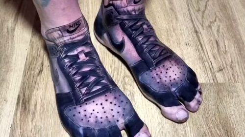 Inghilterra, si è fatto tatuare le scarpe perché “stufo di spendere per comprarle”