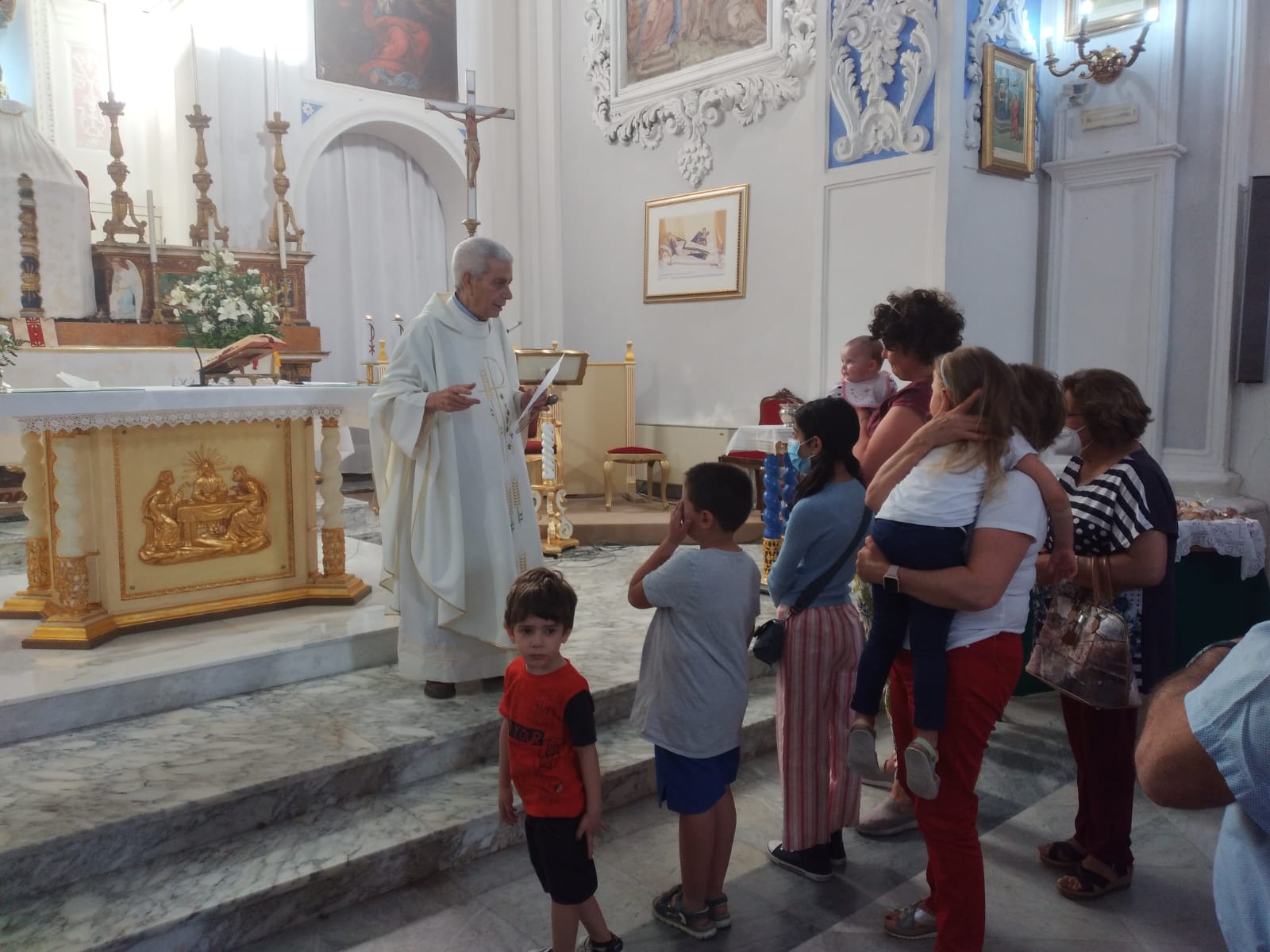 Mussomeli,chiesa dei Monti ricorrenza liturgica S. Antonio di Padova. Benedizione bambini e distribuzione panini e gigli