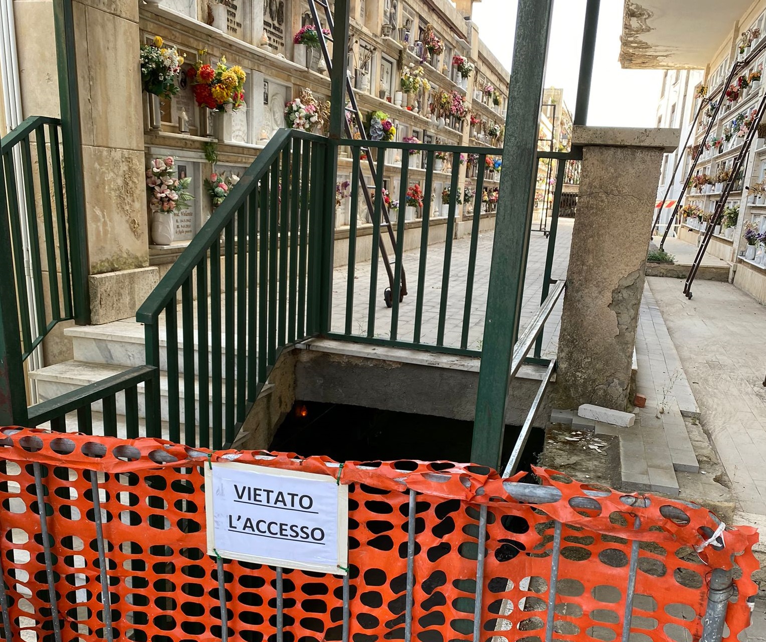 A Caltanissetta “vietato visitare i defunti”: sopralluogo della Commissione consiliare alle sezioni inaccessibili