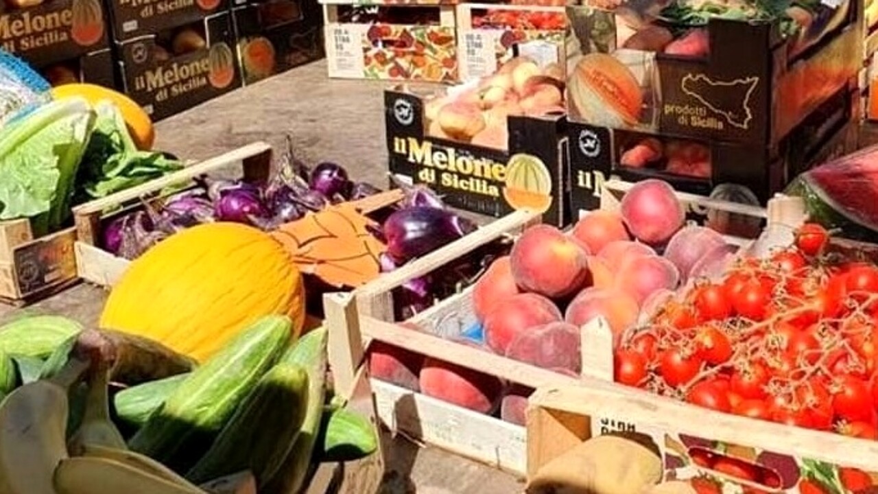 Ambulanti senza licenza sequestrati oltre 800 kg di frutta nel nisseno