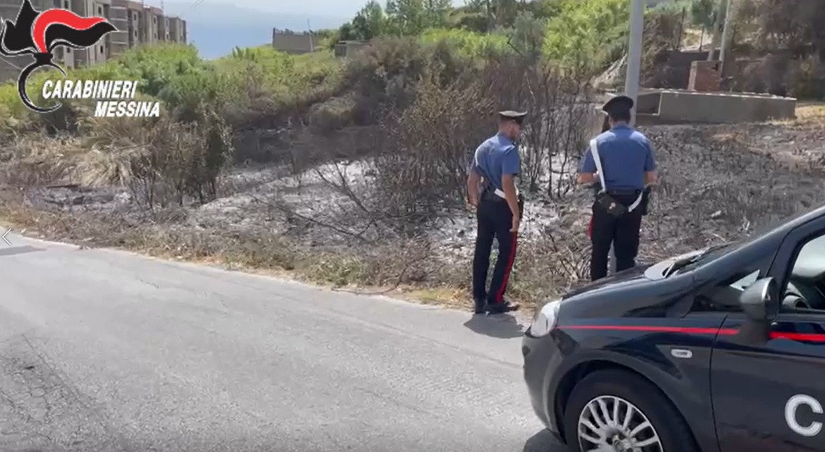 Piromane dà fuoco a sterpaglie ma non si accorge della presenza di un Carabiniere: arrestato