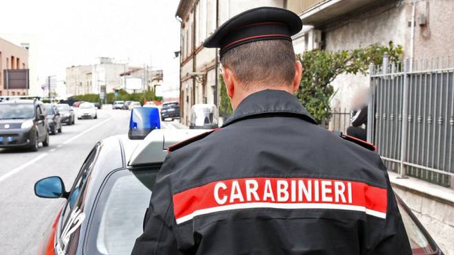 Chiusa per errore in auto dalla madre: Carabiniere salva bimba di sei mesi