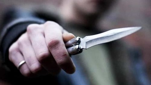 Giovane di 20 anni accoltellato al culmine di una lite con altri coetanei: trasportato in ospedale, non è in pericolo di vita