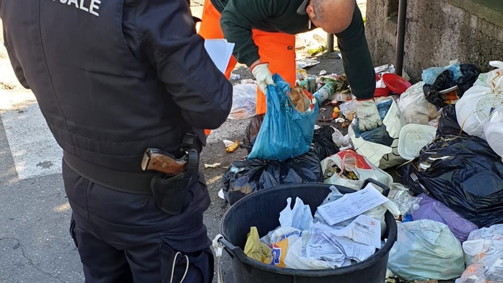 Caltanissetta, Dusty e Polizia controllano i rifiuti: 2 su 3 sono ben differenziati