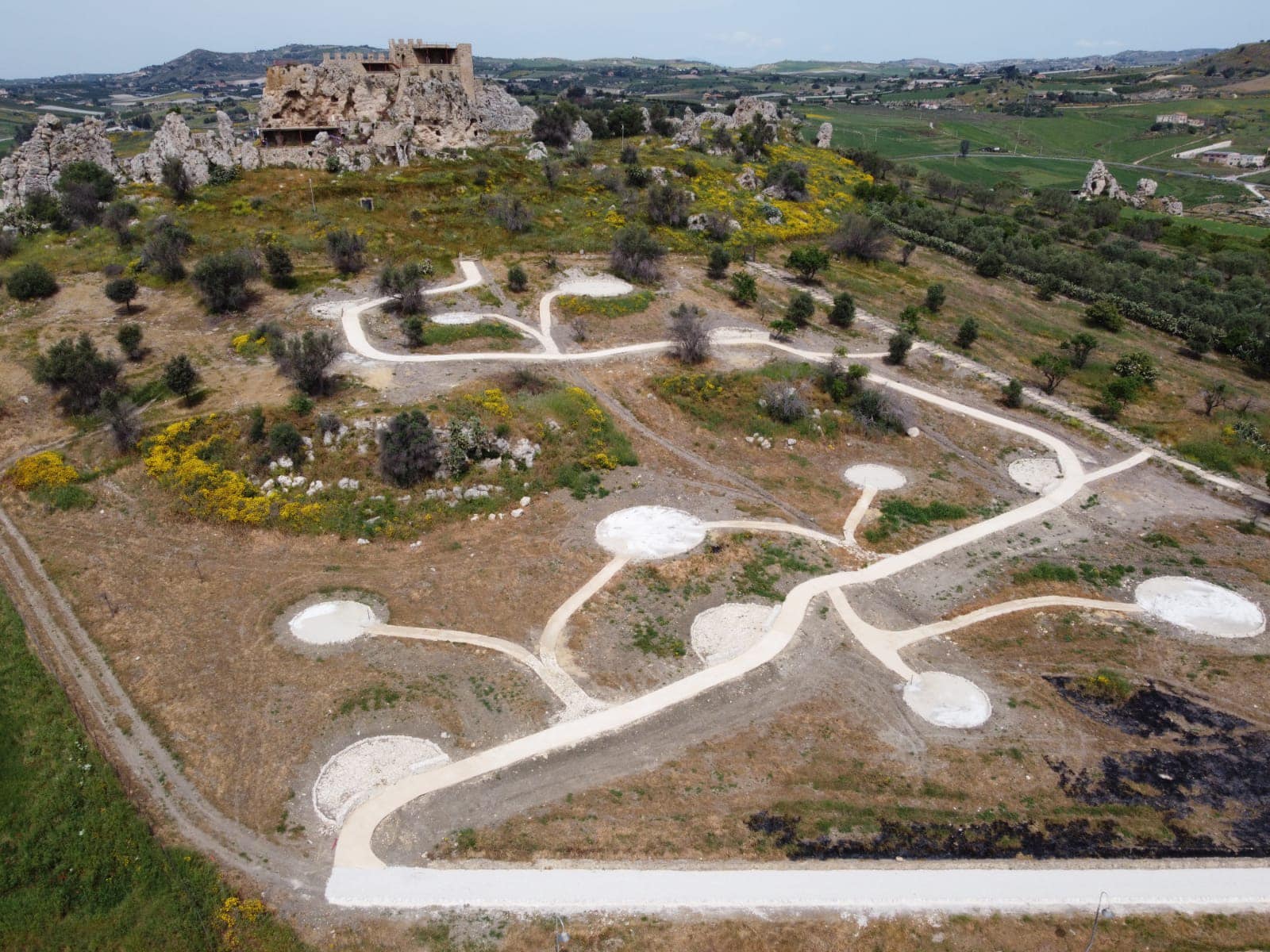 Delia. Una gara lungo i sentieri del Castello dei Normanni. Il sindaco: “I sentieri non sono una pista dove correre con le macchine”