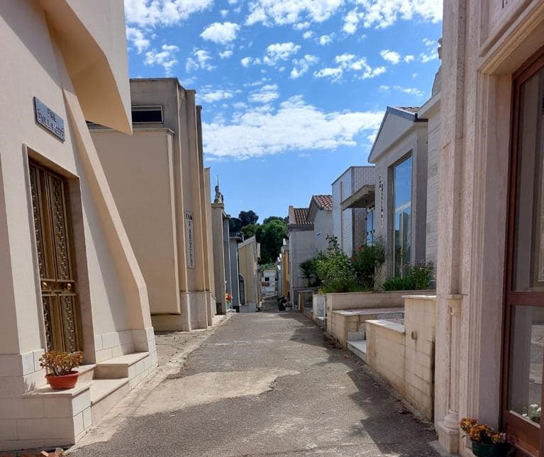 Delia. Iniziata la rimozione delle erbacce dal Cimitero comunale