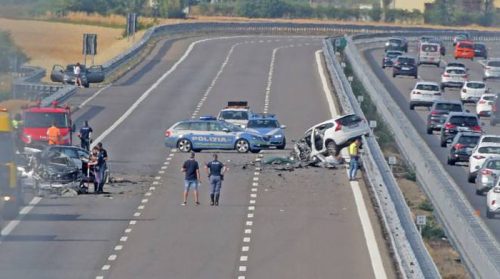 Italia, auto contromano sull’A7: due morti e tre feriti