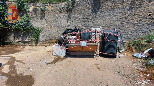 Allestisce un lido abusivo con sedie a sdraio e lettini. Denunciato