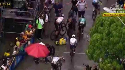 Coombia, ciclista vince la tappa e investe la moglie