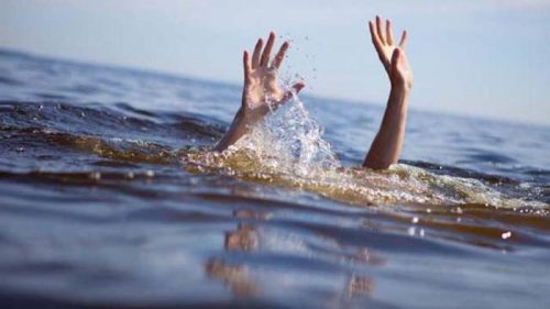 Poliziotto salva una giovane colta da malore mentre stava facendo il bagno a mare