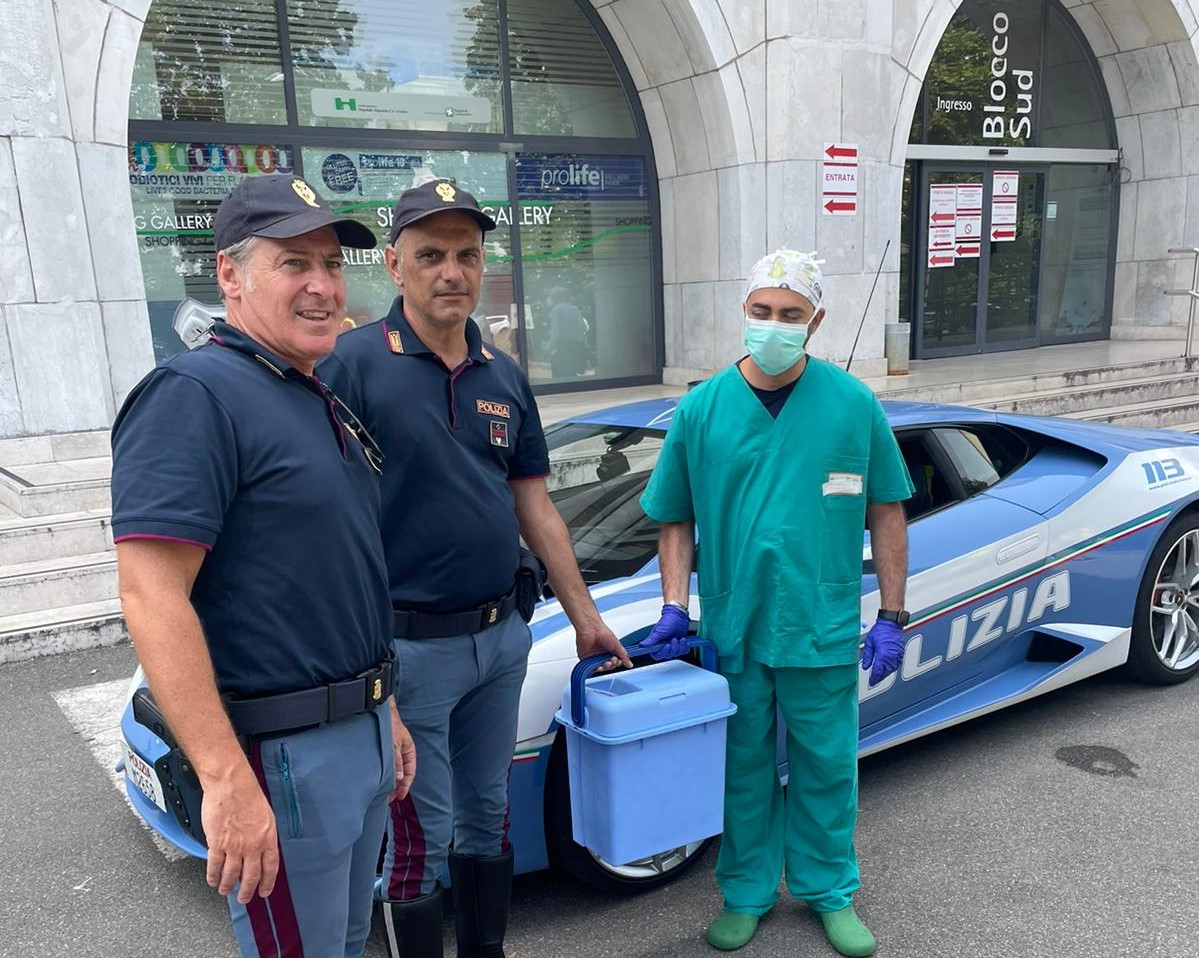 Missione speciale per la Lamborghini Huracan della Polizia di Stato: trasportato organo per intervento chirurgico da Milano a Roma