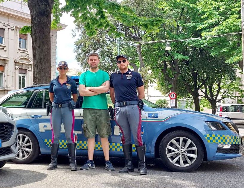 Sta per partorire, ma l’auto è bloccata nel traffico: Polizia stradale la scorta fino in ospedale