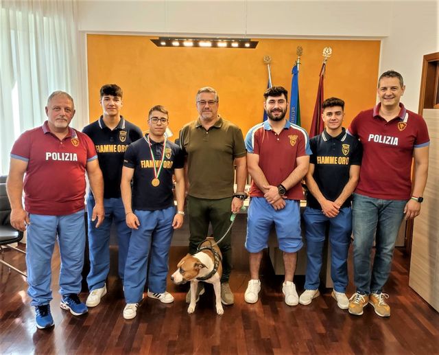 Caltanissetta. Delegazione della sezione giovanile di pesistica delle Fiamme Oro in vista al Questore Emanuele Ricifari