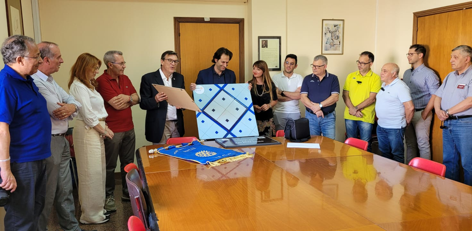 San Cataldo. Donato dal  Rotary all’amministrazione comunale pannello in ceramica che riproduce l’ex ufficio postale