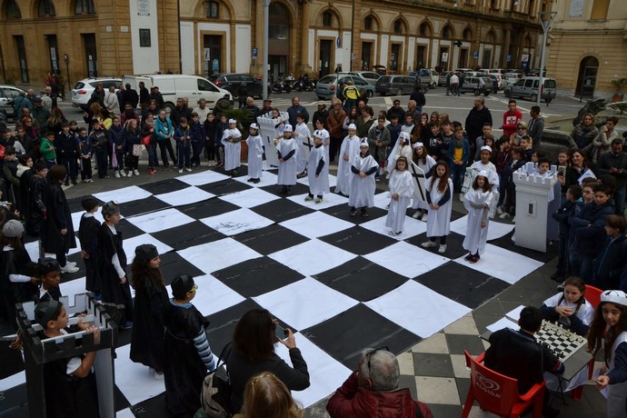 Caltanissetta, mercoledì torneo di Scacchi viventi tra gli studenti del King