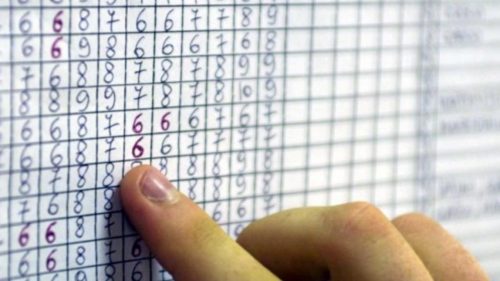 Per mero refuso gli danno zero in pagella anziché dieci: risarcita con diecimila euro