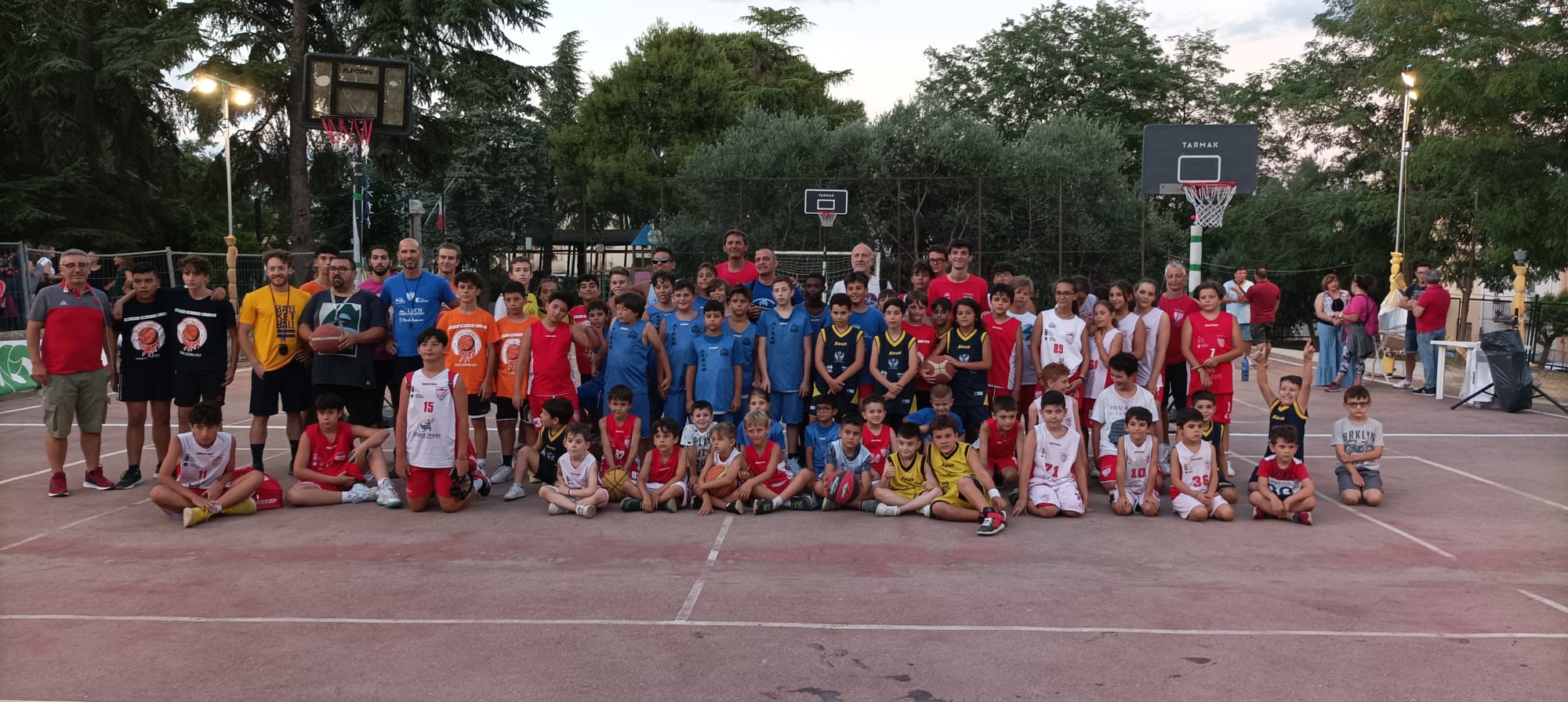 Canestri e spettacolo a Santa Caterina nel torneo di Basket