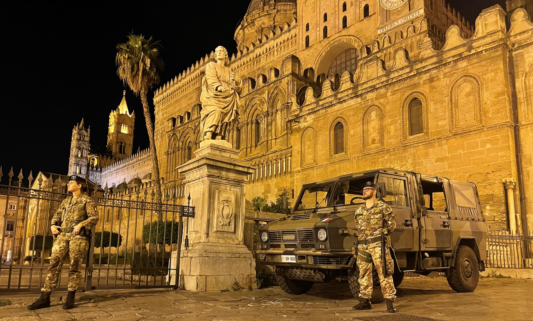“Strade Sicure”. Cambio di comando in Sicilia: il Reggimento “Lancieri di Aosta” (6°) e il 24° Reggimento “Peloritani” cedono il comando al 6° Reggimento Bersaglieri.