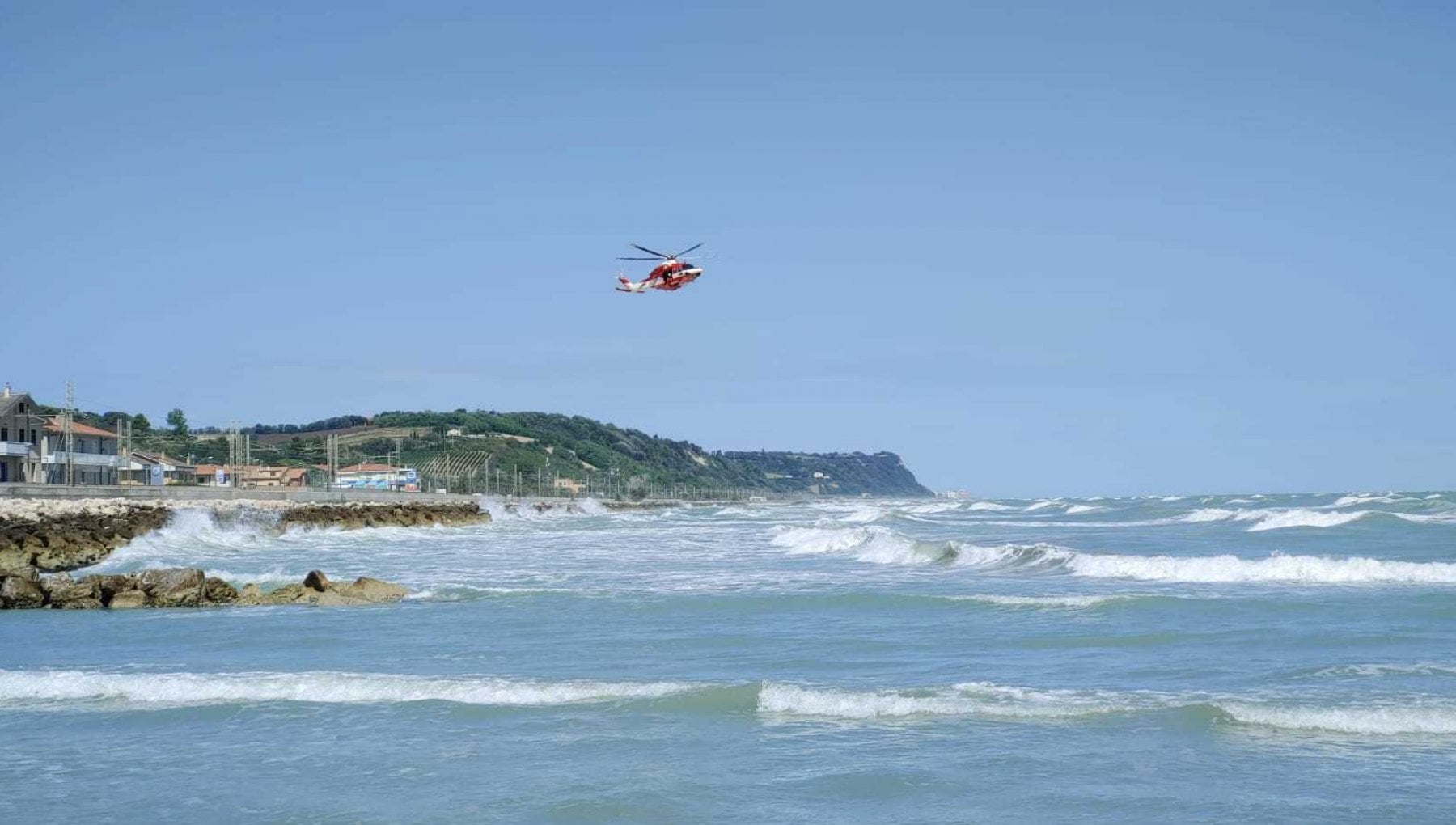 Tragedia del mare: annegano padre e figlio di 8 anni mentre facevano il bagno; un secondo figlio di 13 anni ricoverato in Ospedale