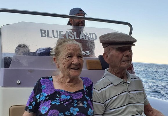 Sardegna, a 90 anni la prima gita in mare aperto: il regalo del nipote ai nonni