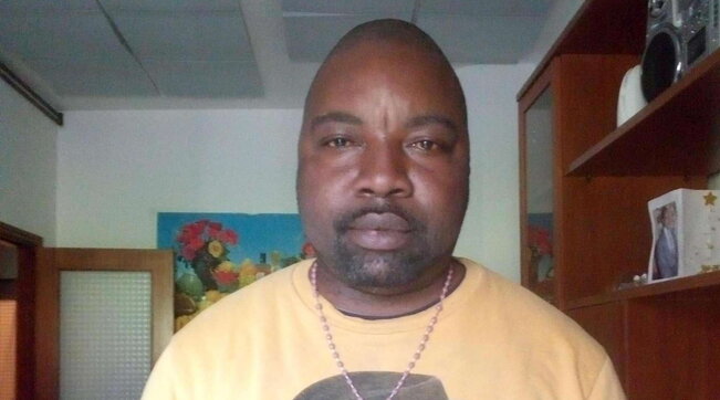 Italia, ambulante nigeriano colpito con una stampella e ucciso per aver fatto degli apprezzamenti a una donna