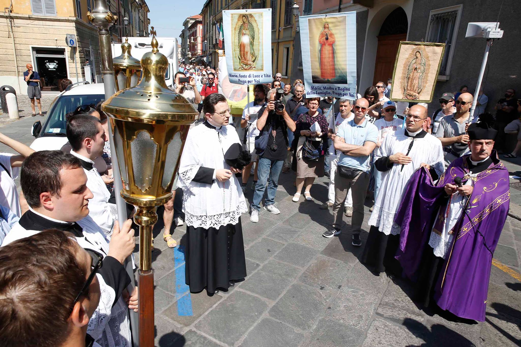 Italia, a Reggio Emilia la processione di “riparazione” dopo il Gay Pride