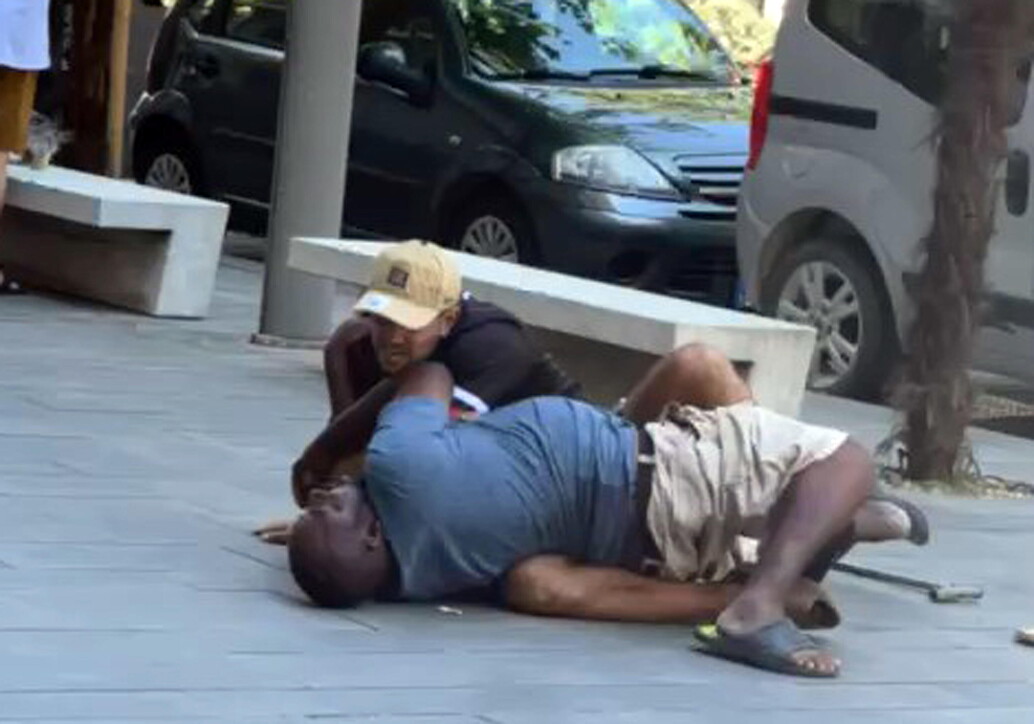 Italia, ambulante nigeriano ucciso a Civitanova. L’aggressore: “Chiedo scusa, insisteva per l’elemosina e strattonava la mia ragazza”