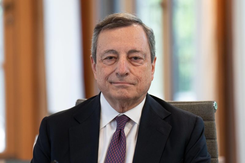 Studente scrive una tesi su Draghi. Il premier risponde: “Spero di essere stato d’ispirazione”