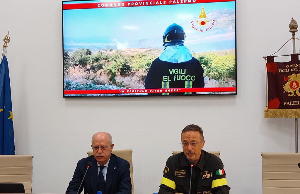 Palermo, i Vigili del Fuoco presentano il Vademecum su incendi boschivi