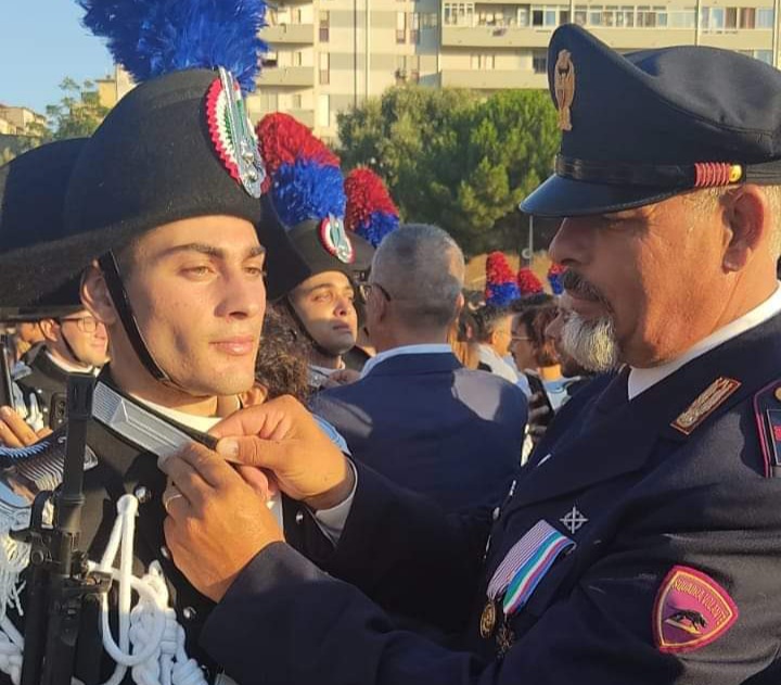 Caltanissetta, una famiglia in divisa: alamari del Carabiniere Angelo Andolina fissati dal padre Fortunato, poliziotto nisseno