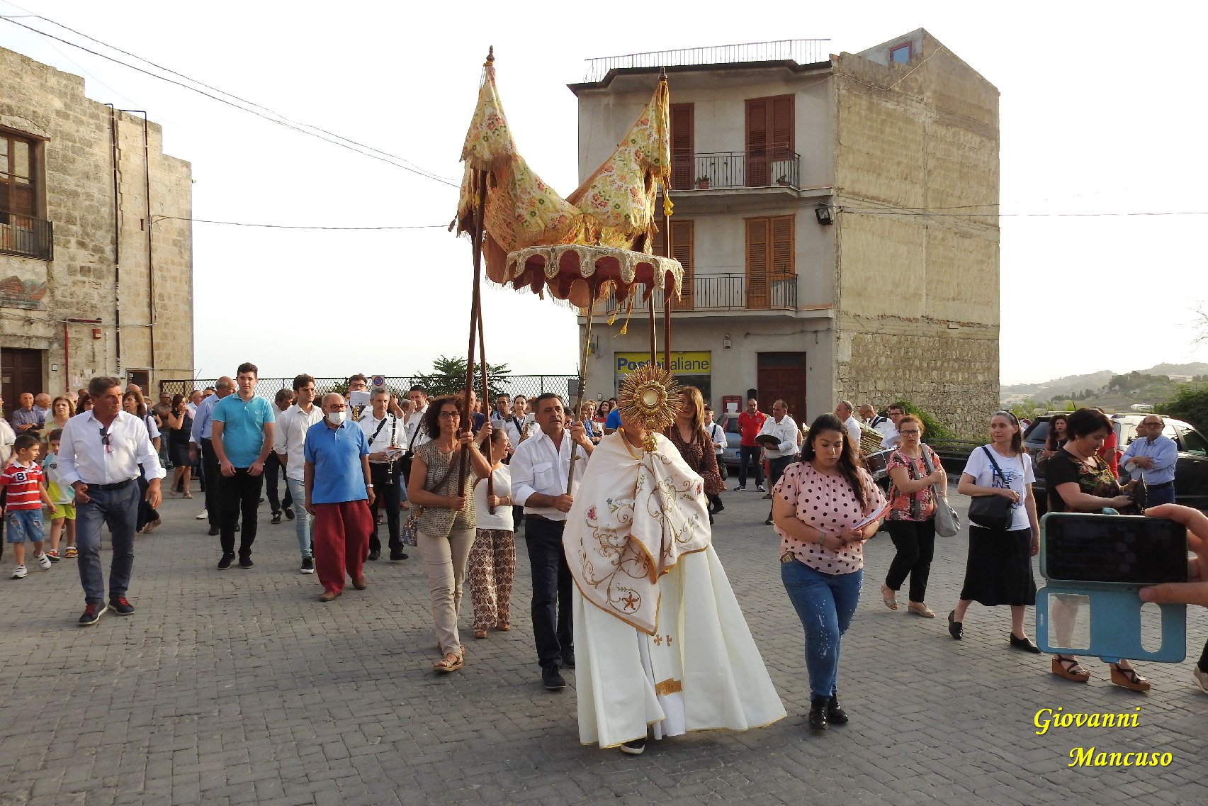 Mussomeli, tutti in fila per ‘u Cori di Gesù di Santa Maria. Due ore di processione: petali e “figureddi”
