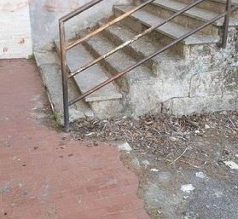 Caltanissetta, “Tante segnalazioni ma nessuno interviene per buche e pavimentazione divelta”