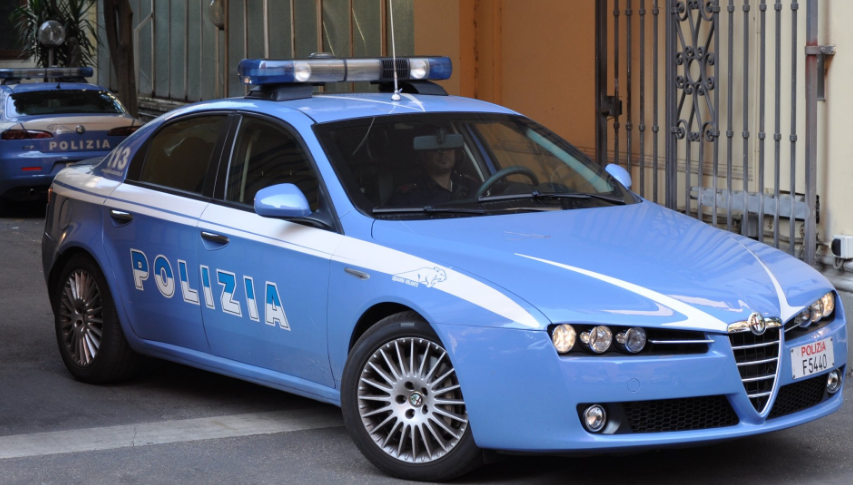 Agenti della Polizia di Stato si improvvisano “meccanici” e aggiustano la carrozzina di un anziano costretto a letto