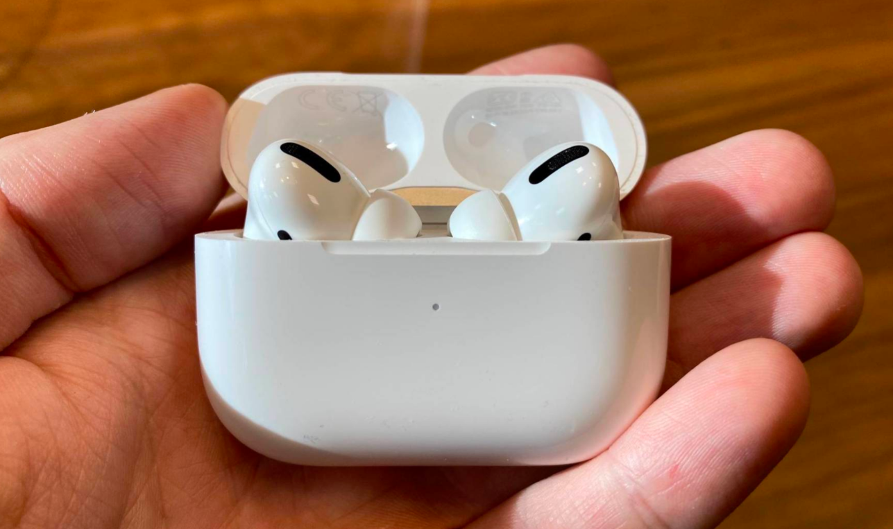 Geolocalizza gli auricolari wireless e ritrova lo zaino che gli avevano rubato