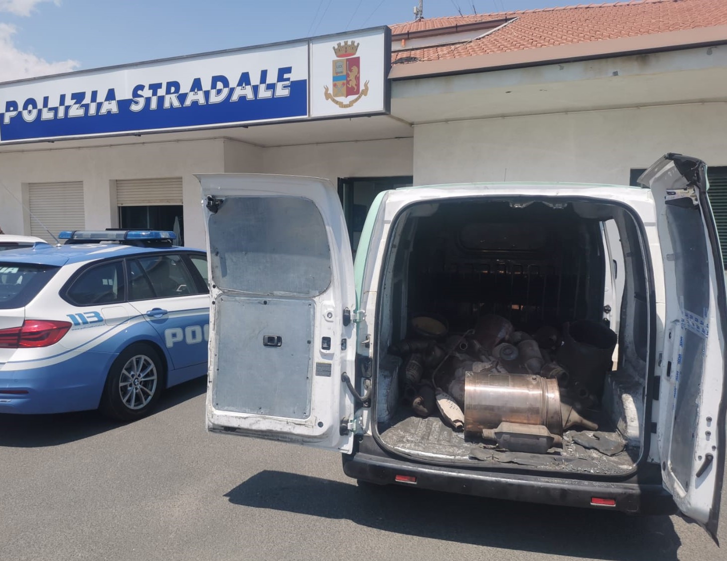 Fermati a “Sacchitello” con 67 catalizzatori e 5mila euro in contanti: denunciati