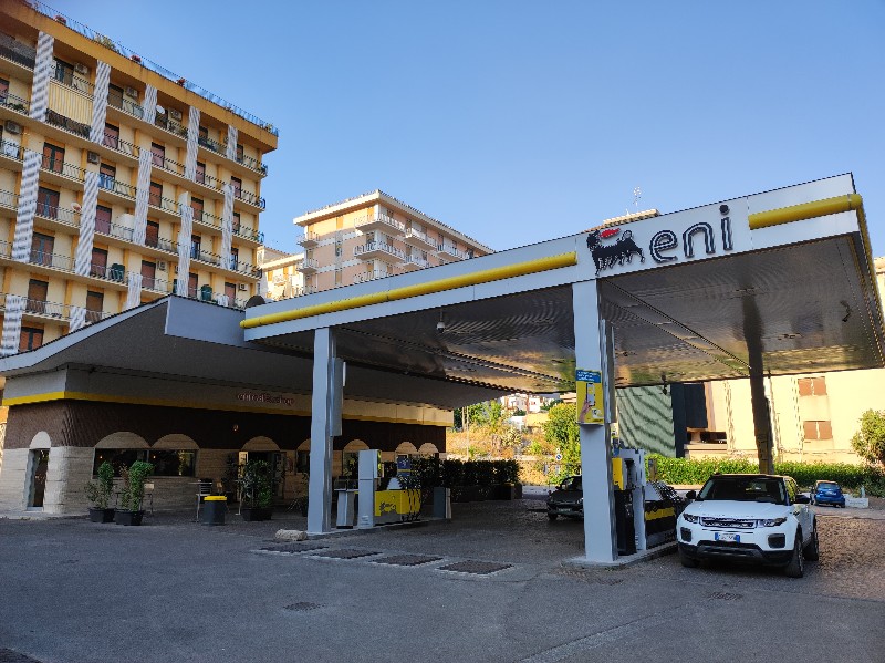 Curiosità a Caltanissetta, il distributore di benzina Eni di viale della Regione parla in dialetto siciliano