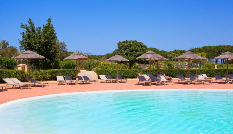 Bimbo di sei anni, in vacanza con la famiglia, muore nella piscina di un resort